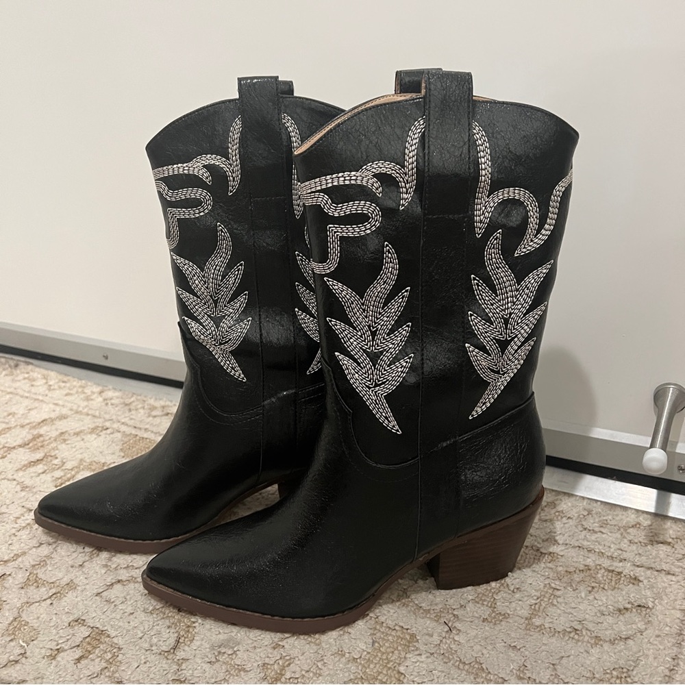 Black Cowgirl Boots, size 9, brand new